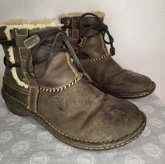 UGG Cove Women's Boots size US 7 EUR 38 Sheepskin Linned - Picture 3 of 10